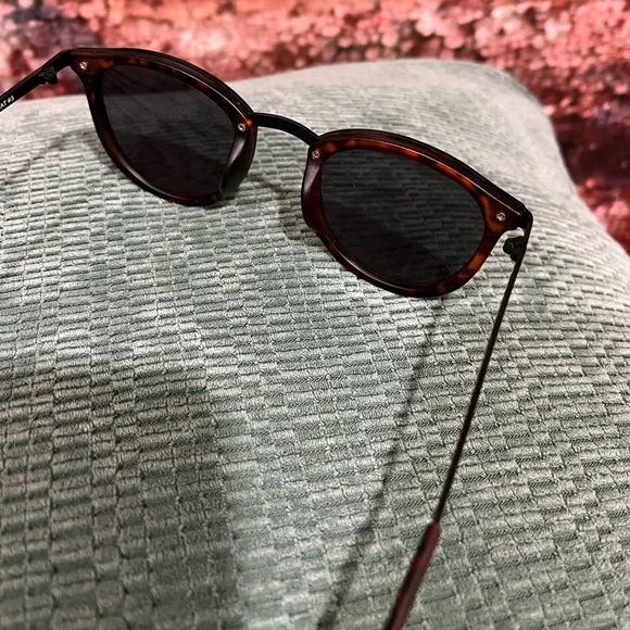 NEW VINCE CAMUTO 100% UAV ABSORPTIVE SUNGLASSESTIVE TORTOISE SHELL  R - Picture 6 of 7